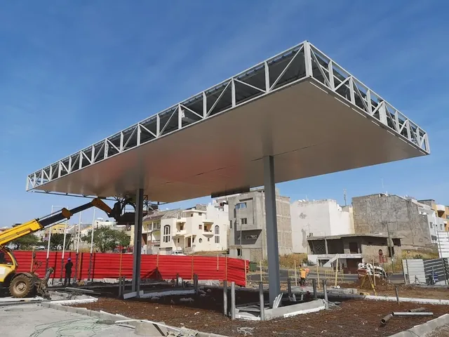 Montagem da pala metálica do posto Enacol do Palmarejo