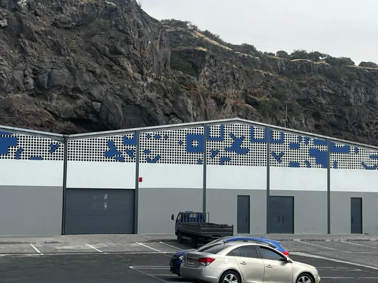 Pavilhão Enapor na ilha do Fogo, junto à encosta rochosa