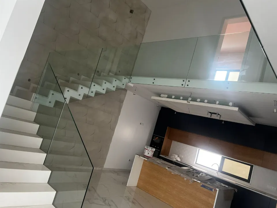 Detalhe da fixação do vidro na escada