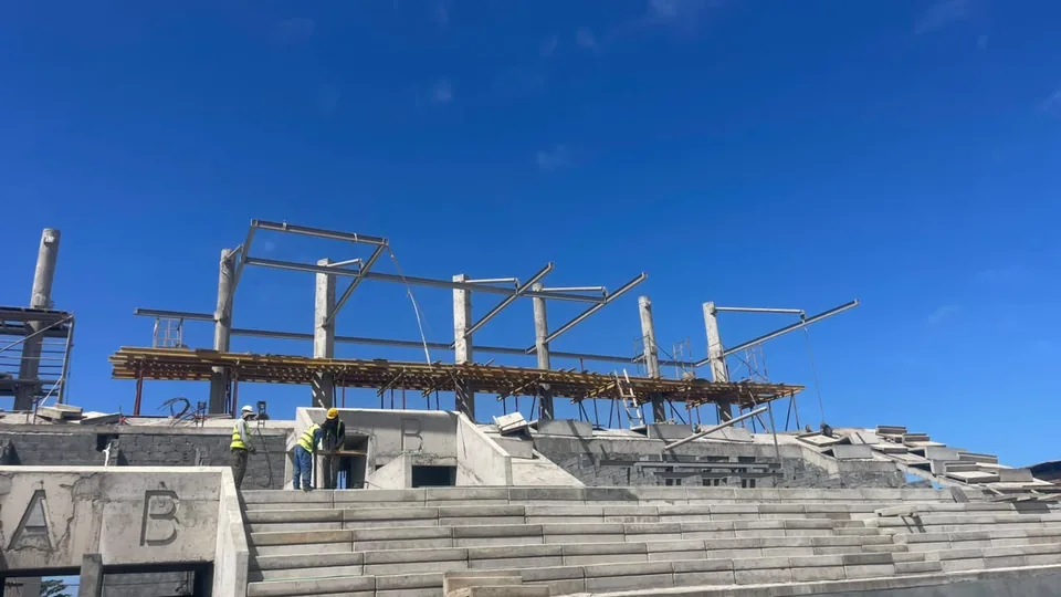 Montagem das consolas metálicas da cobertura da bancada