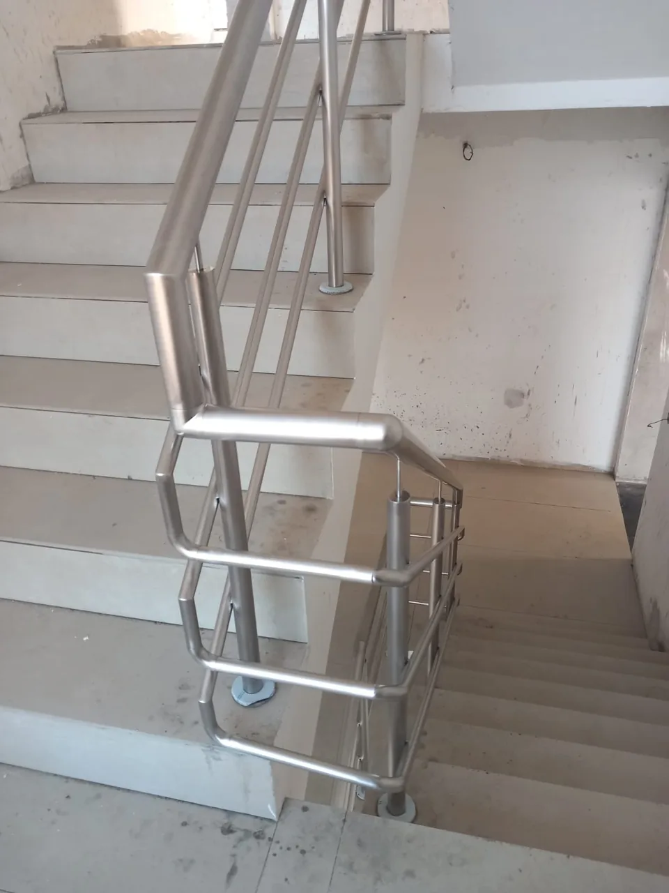 Escada do Edifício Gomes com guardas e corrimãos em inox
