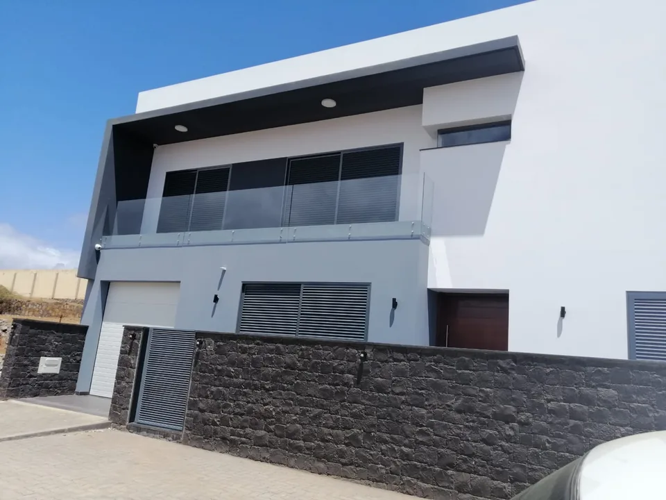 Habitação com guardas em vidro nas varandas