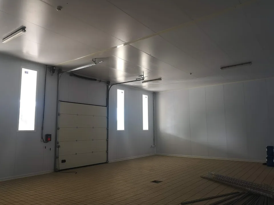 Sala de produção da Iogurel com painéis isotérmicos e porta seccionada