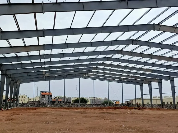 Montagem da estrutura do pavilhão Khym Negoce