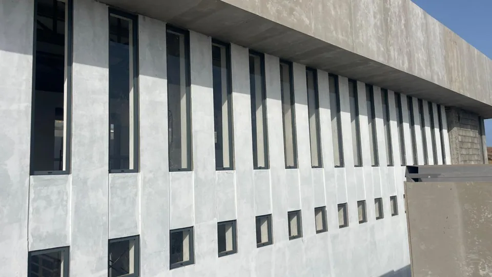 Fachada do Matadouro Municipal com vãos verticais