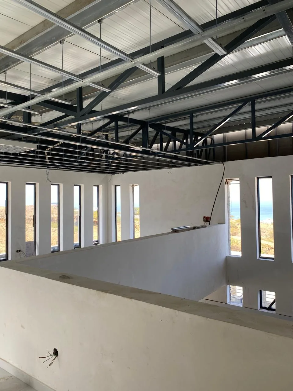 Interior do Matadouro Municipal — estrutura metálica da cobertura