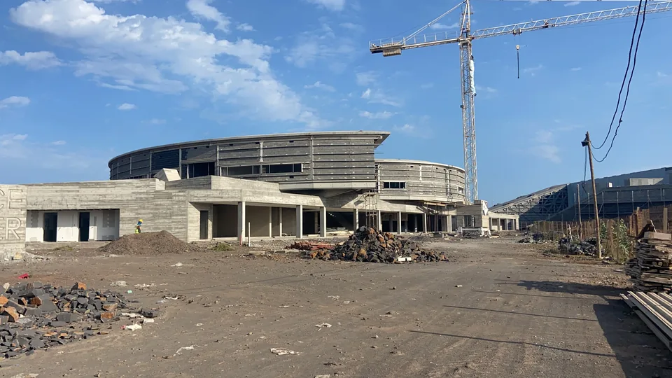 Training Center da NOSi — volumes circulares em estrutura metálica