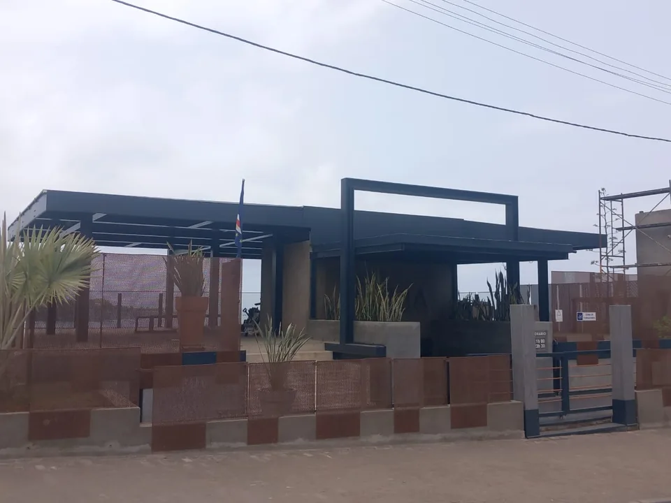 Pérgola metálica com cobertura fotovoltaica na esplanada do Edifício Roma