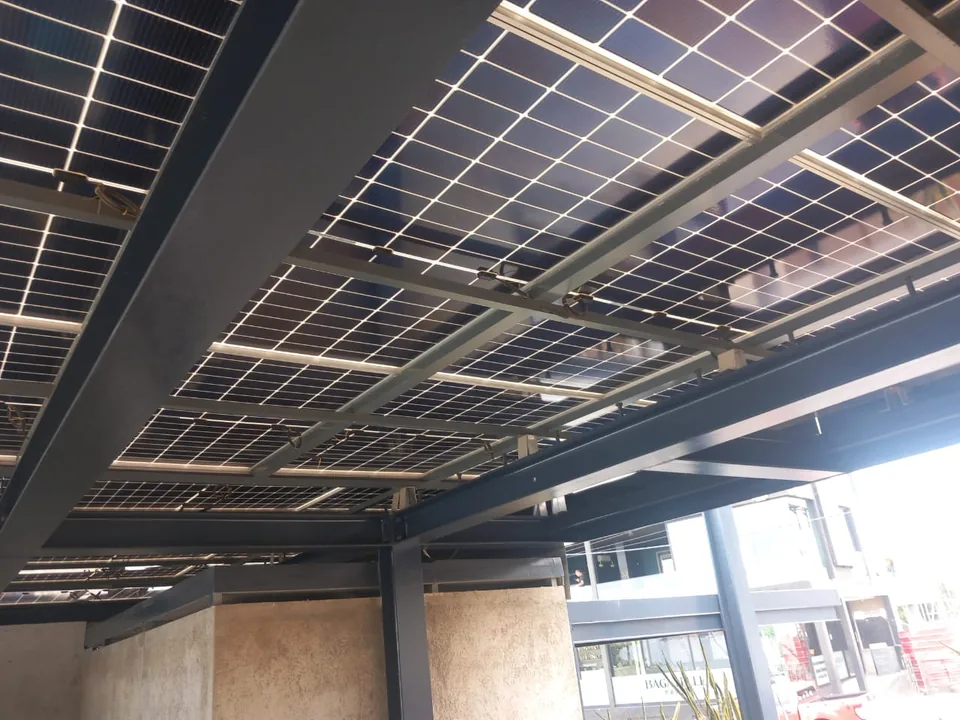Painéis fotovoltaicos apoiados na estrutura metálica