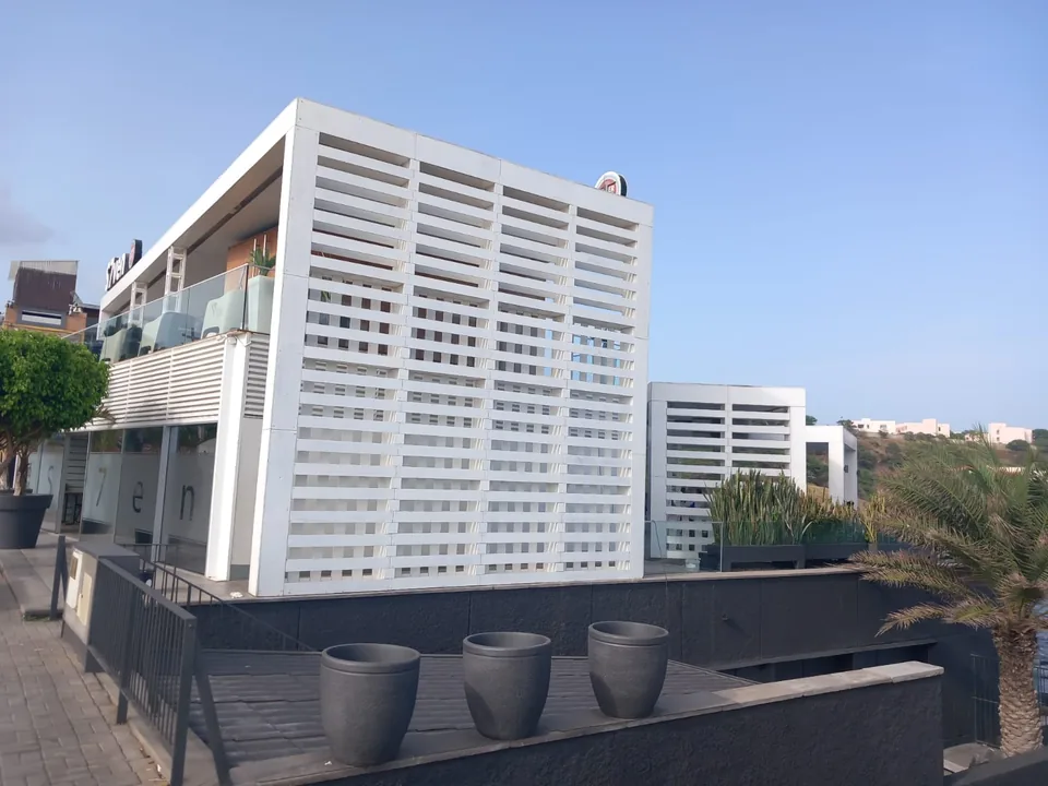 Volume em gelosia metálica branca do edifício Seven