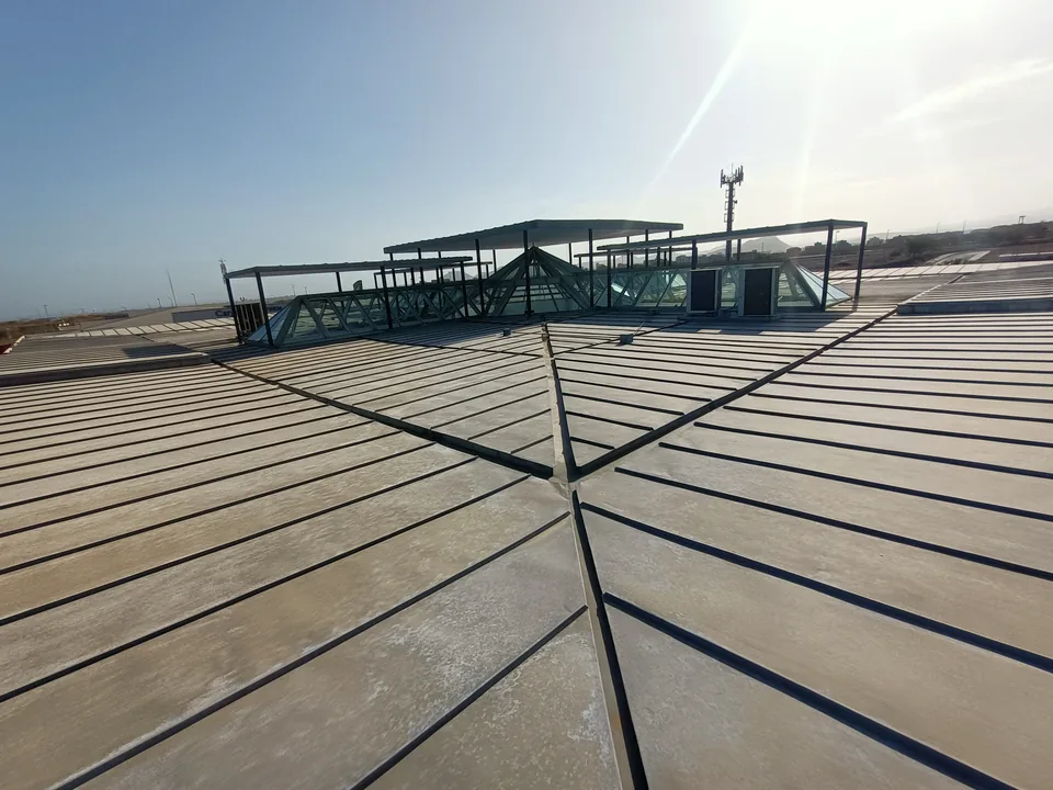 Cobertura em zinco do Terminal VIP — claraboias e palas metálicas