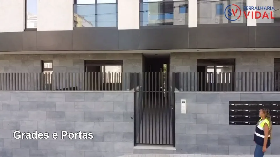 Grades e portas do Edifício Vista Mar